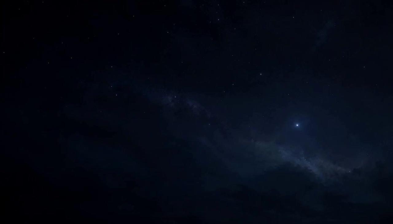 深蓝夜空中一颗微亮的星悬挂在画面右侧,四周是稀薄的银河云带与散落的星点